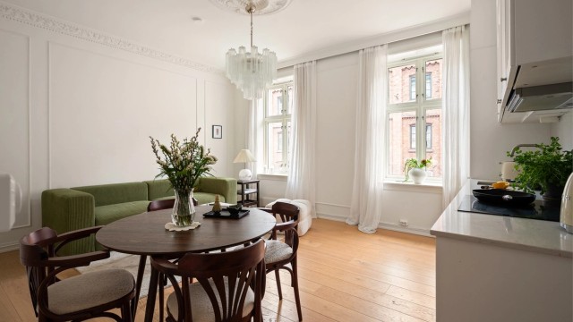 Leiligheten har flotte klassiske detaljer som original rosett og stukkatur, og har en fin beliggenhet i rolig sidegate på Grünerløkka.