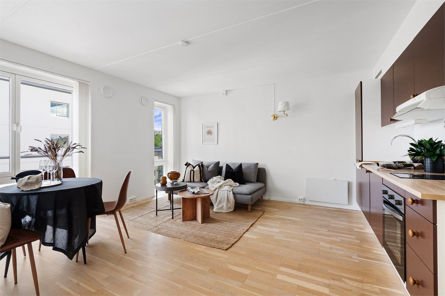 Breivikveien 29 A er en fin og lettstelt selveierleilighet med gjennomgående god standard, vinduer fra tak til gulv og moderne og fint design. 