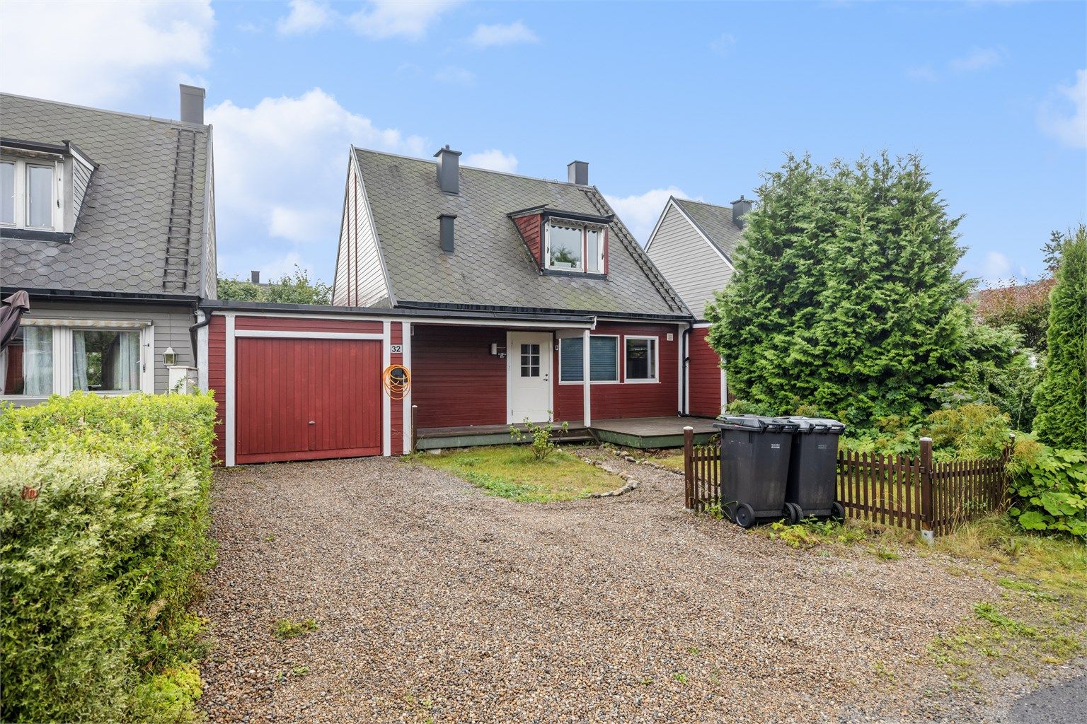 Innholdsrikt rekkehus med flere biloppstillingsplasser og parkering i garasje med el-billader. 