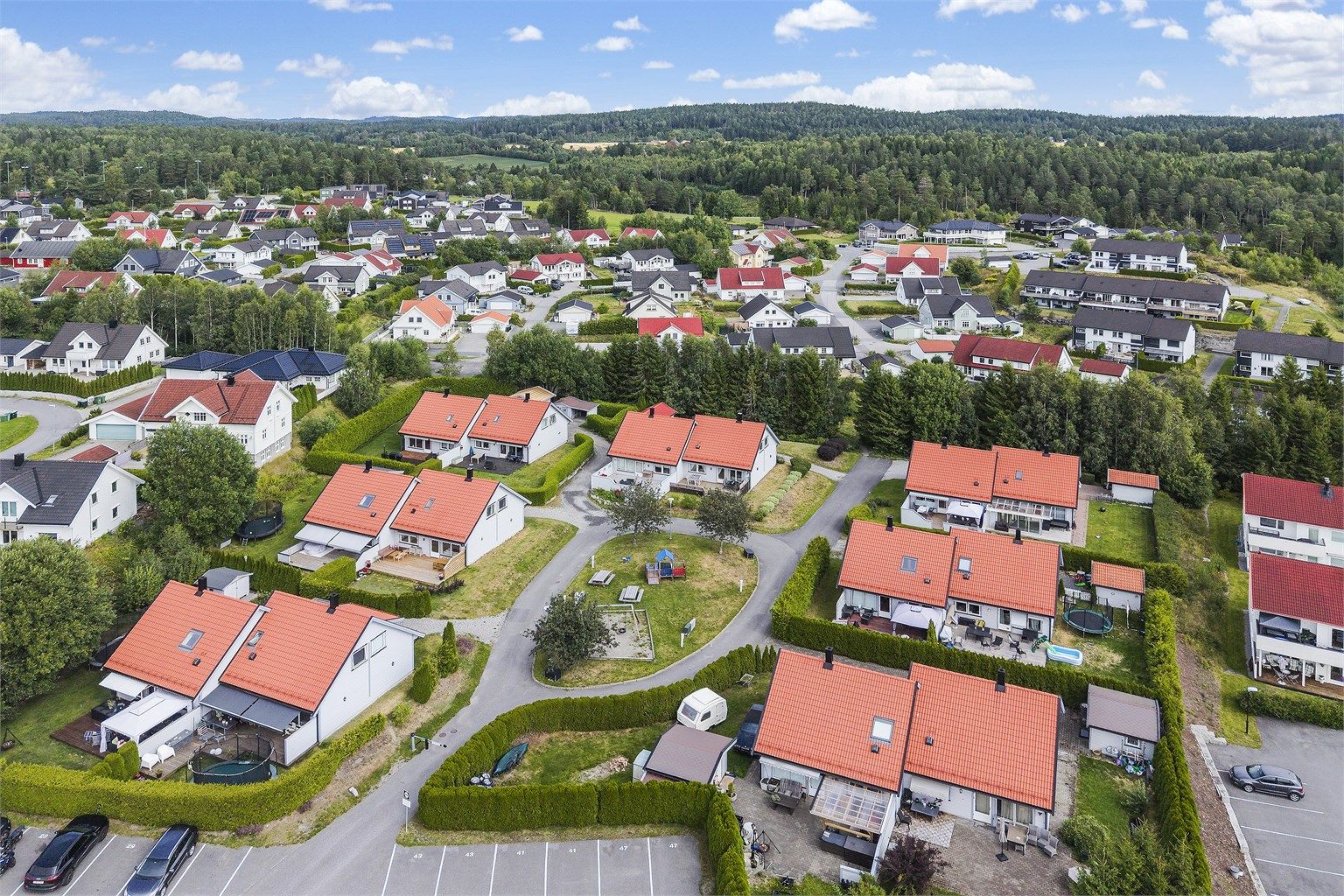 Borettslaget består av 14 andeler og har fellesarealer med lekeplass.