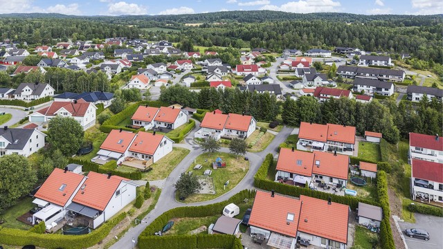 Borettslaget består av 14 andeler og har fellesarealer med lekeplass.