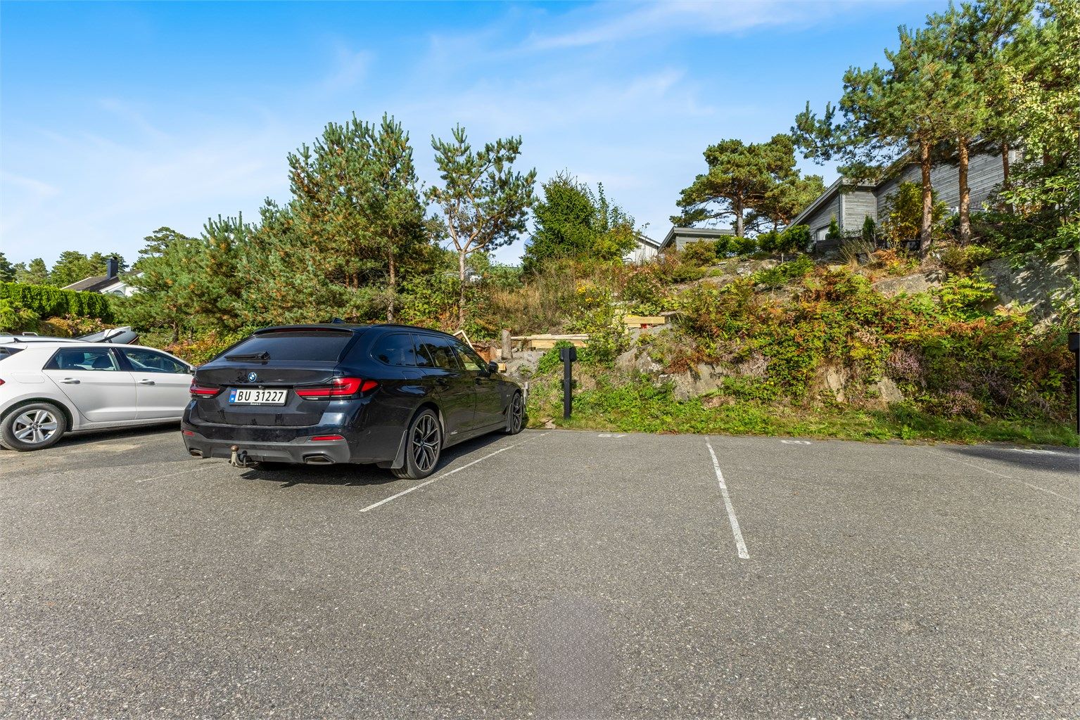 2 stk p-plasser på felles parkeringsplass følger med eiendommen. Det er montert el-billadere på parkeringen som er en del av fellesanlegg til sameiet.