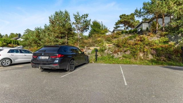 2 stk p-plasser på felles parkeringsplass følger med eiendommen. Det er montert el-billadere på parkeringen som er en del av fellesanlegg til sameiet.