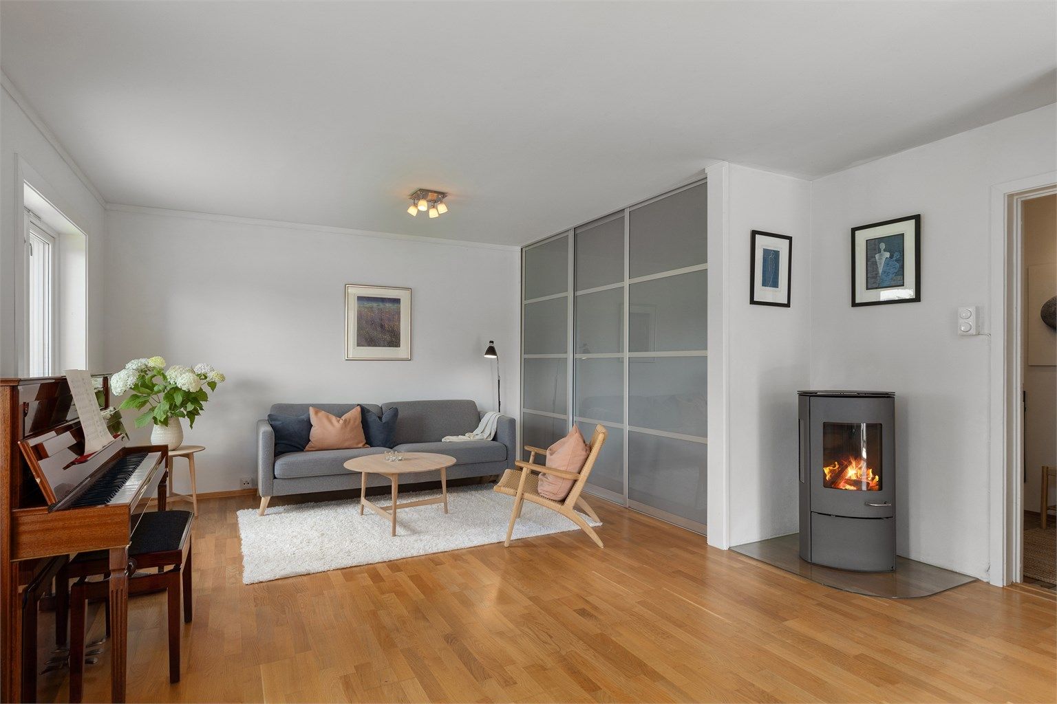 Langs den ene veggen er det en plassbygget skyvedørsgarderobe med ekstra lagringsplass.