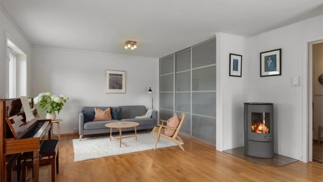 Langs den ene veggen er det en plassbygget skyvedørsgarderobe med ekstra lagringsplass.