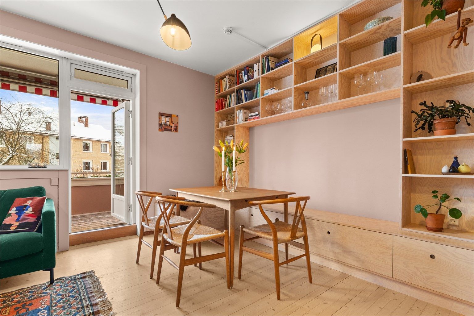 Det er rikelig med lysinnslipp fra store vindusflater, som skaper en åpen og luftig romfølelse. 