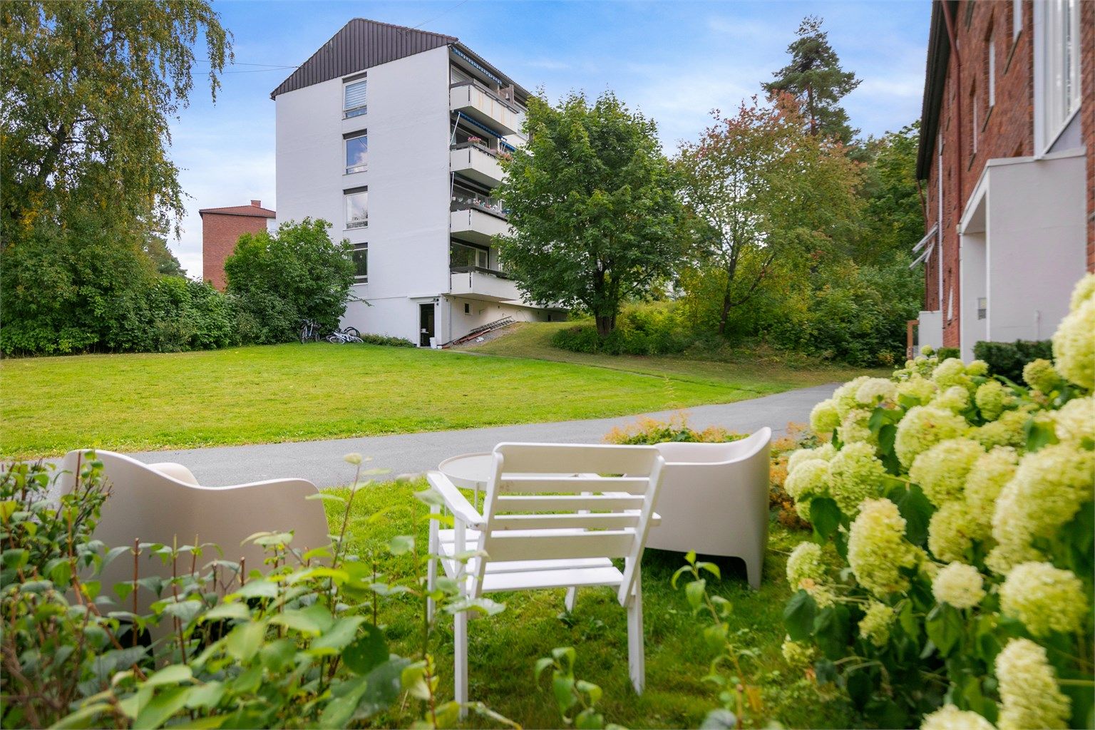 Skogstuveien 16A ligger i et veletablert og barnevennlig boligområde på Nedre Høvik