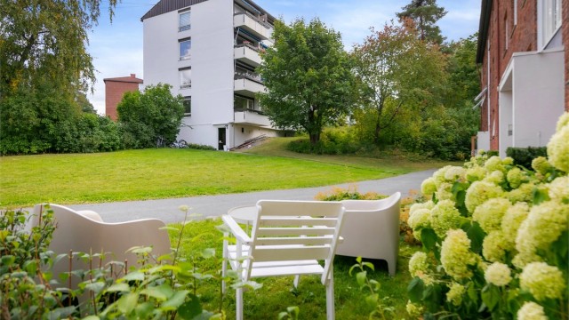 Skogstuveien 16A ligger i et veletablert og barnevennlig boligområde på Nedre Høvik
