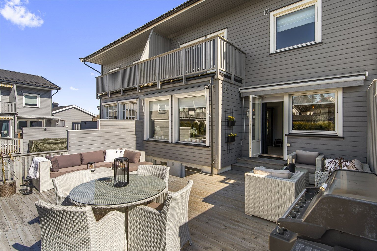 Boligen har uteplasser på to plan, inkludert en stor terrasse på 45 m² med direkte utgang fra stuen.