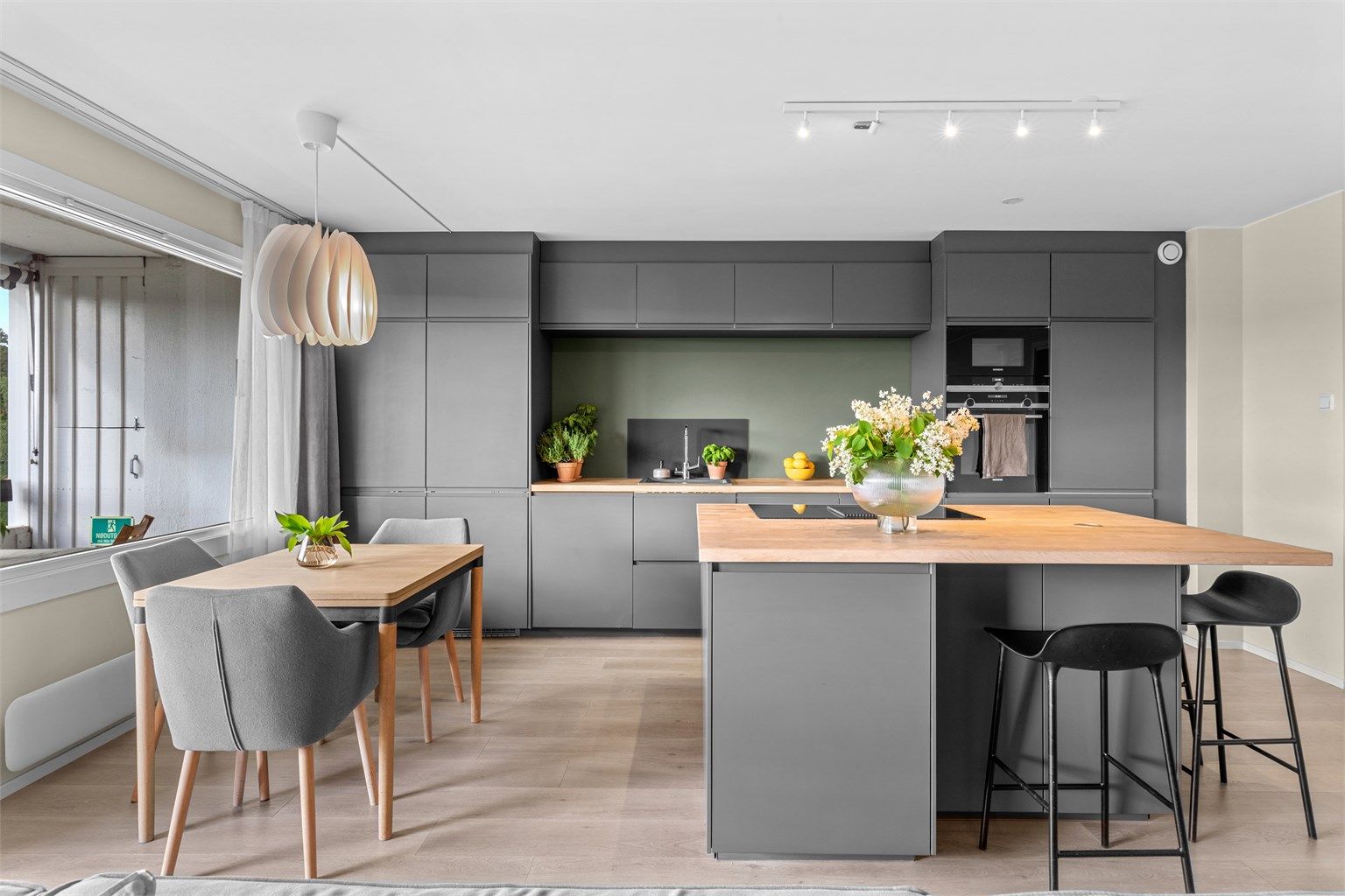 Kjøkken - pen kjøkkeninnredning fra 2020 - åpen kjøkkenløsning mot stue - praktisk kjøkkenøy