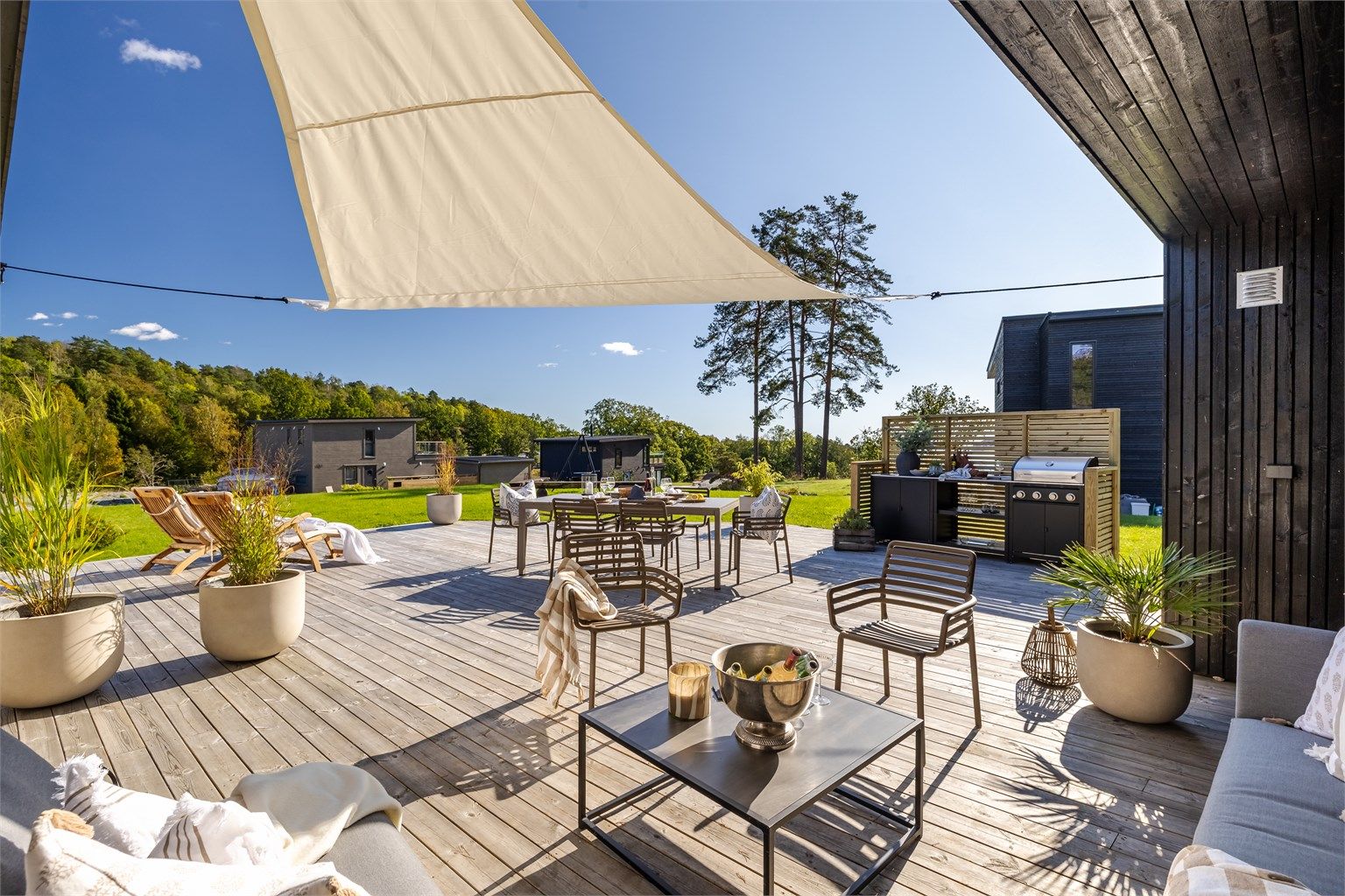 Uteplassen er romslig og gir fleksibilitet for møblering.