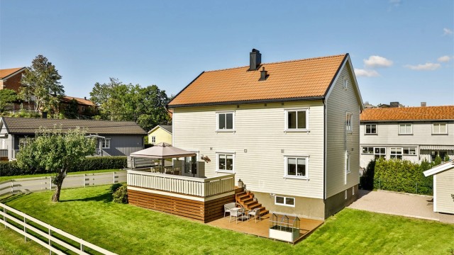 Th.Thomassens vei 15 presenteres av Amir Pedersen-Paydar i Krogsveen. Bilde tatt i 2019 som viser eiendommen sommerstid.