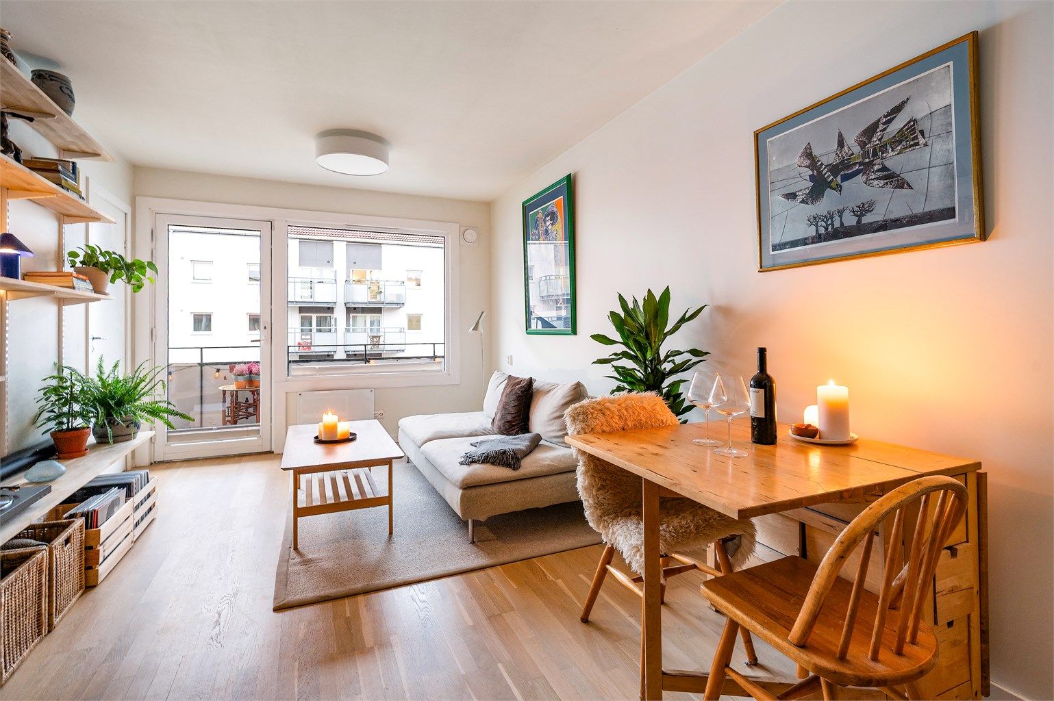 Romslig og trivelig stue. De store vinduene gir godt med lysinnslipp og skaper en åpen og deilig romfølelse. 