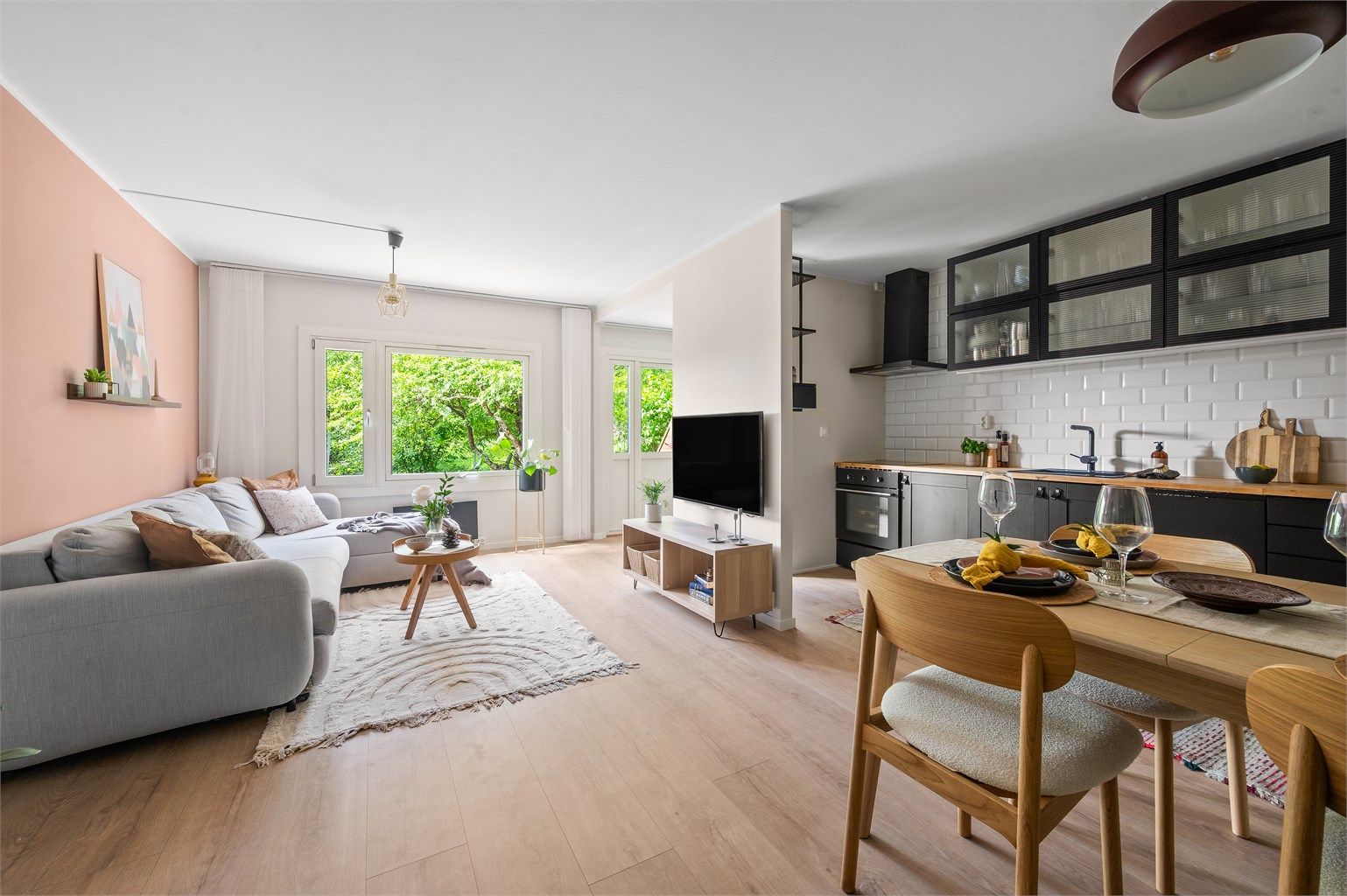 Boligen har en veldig fin plassering internt i borettslaget. Her har man en meget flott og attraktiv beliggenhet i et hyggelig boligområde.