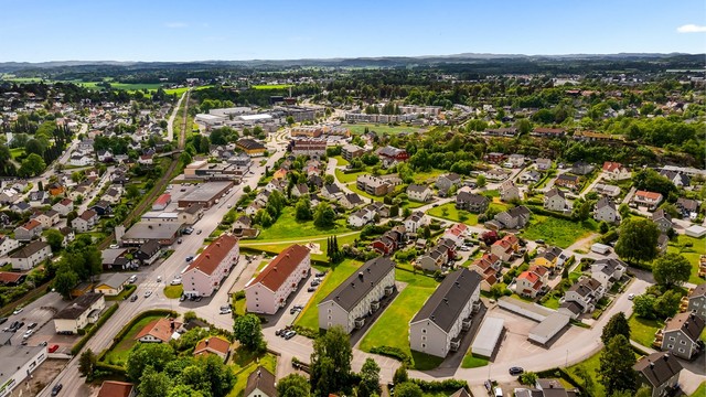Det er kort vei til skoler som Sandefjord vgs., samt flere barnehager og dagligvarebutikker.