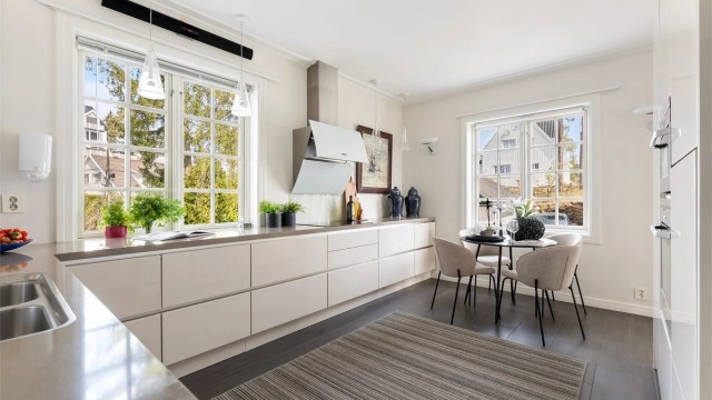 Kjøkkenet er av god størrelse, og har plass for spisebord