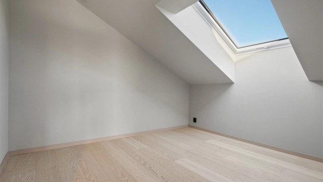 Rommet har god gulvplass og egner seg utmerket som barnerom eller gjesterom.