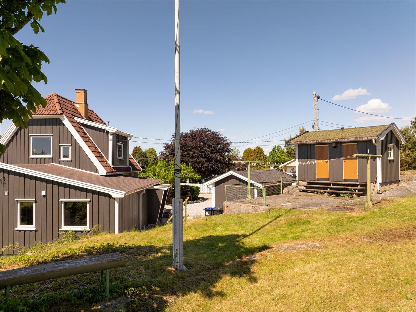 På fjellet bak garasjen står en eldre bodbygning med to boder på til sammen 13 kvm.