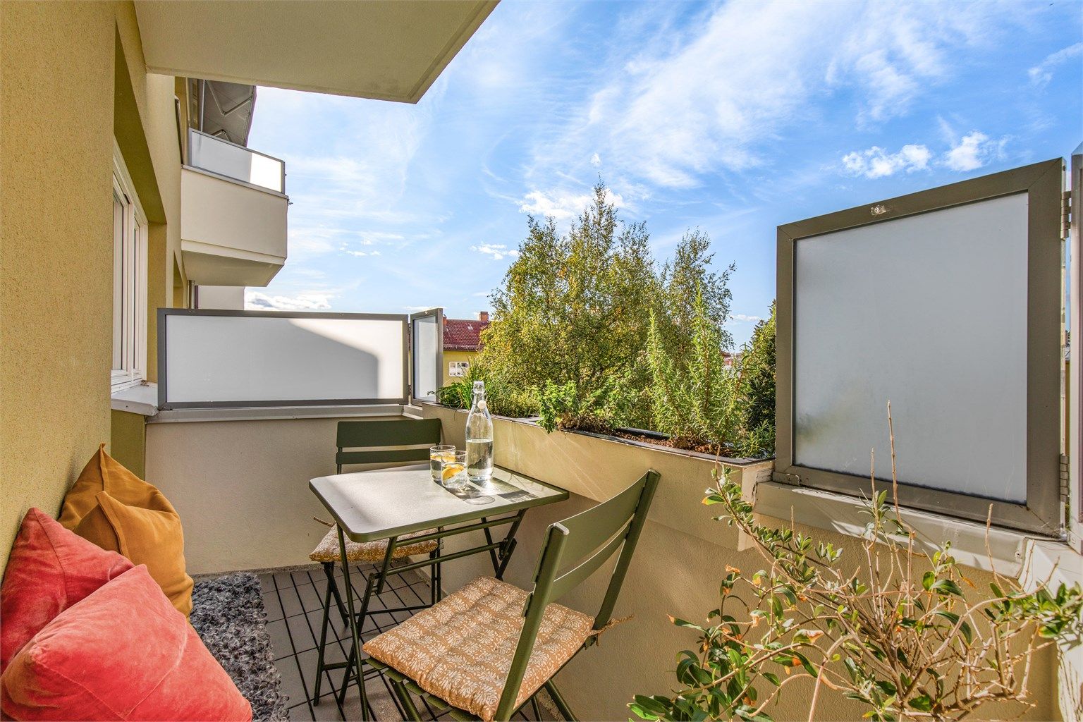 Leiligheten byr på en herlig vestvendt balkong med gode solforhold på ettermiddag og kveld. 