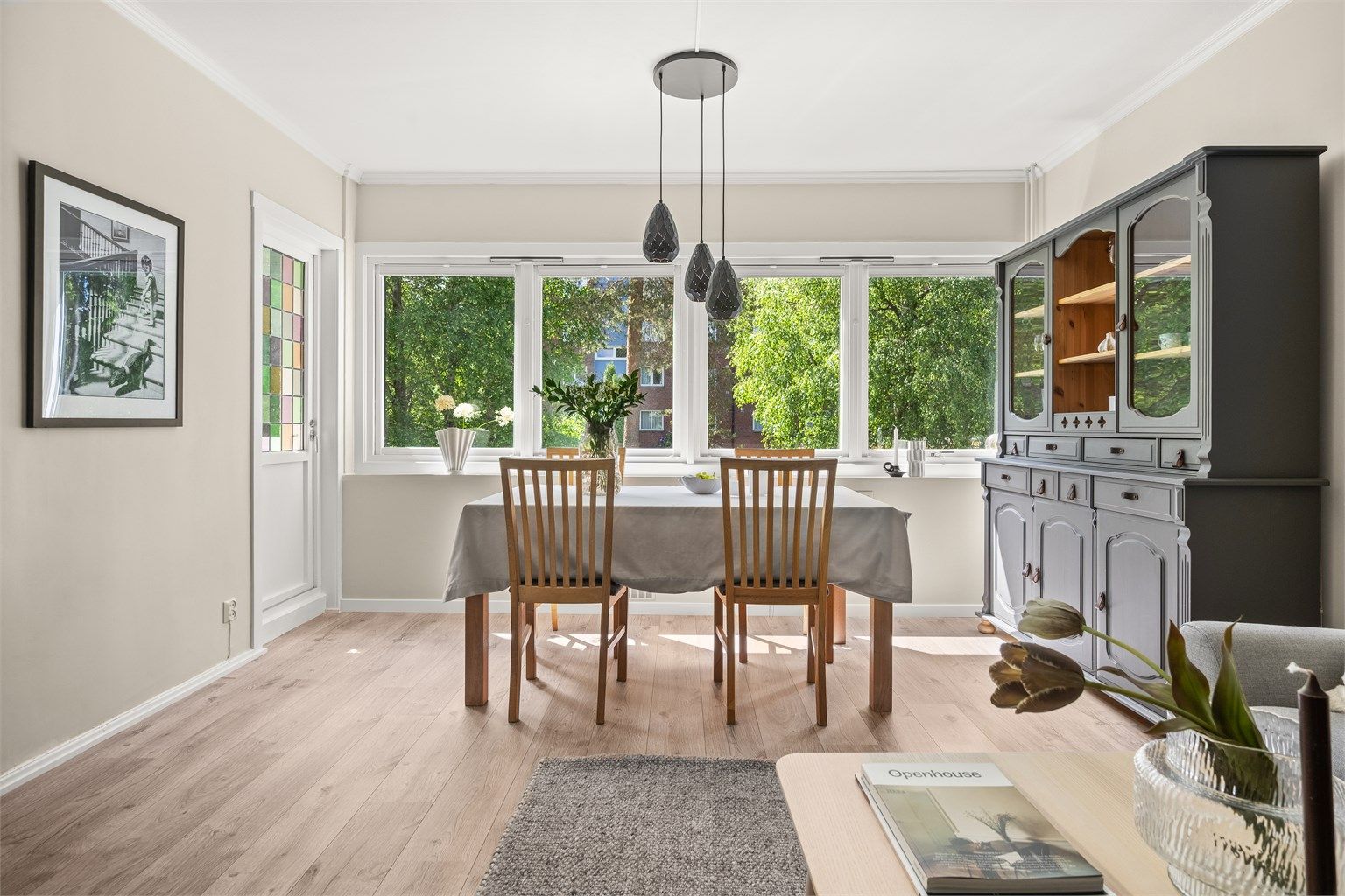 Fra stuen er det direkte utgang til en sydvestvendt balkong på 3 m².