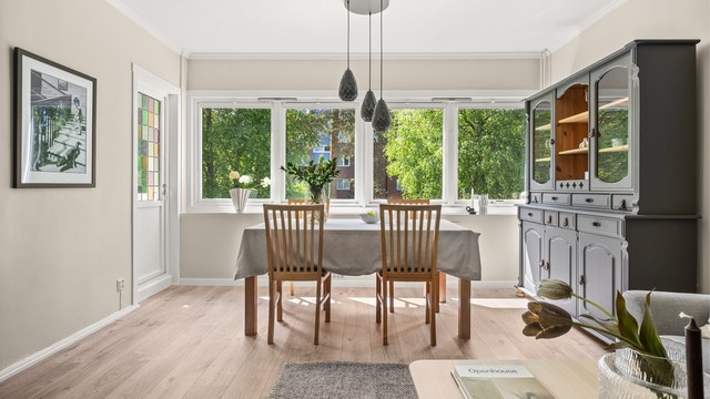 Fra stuen er det direkte utgang til en sydvestvendt balkong på 3 m².