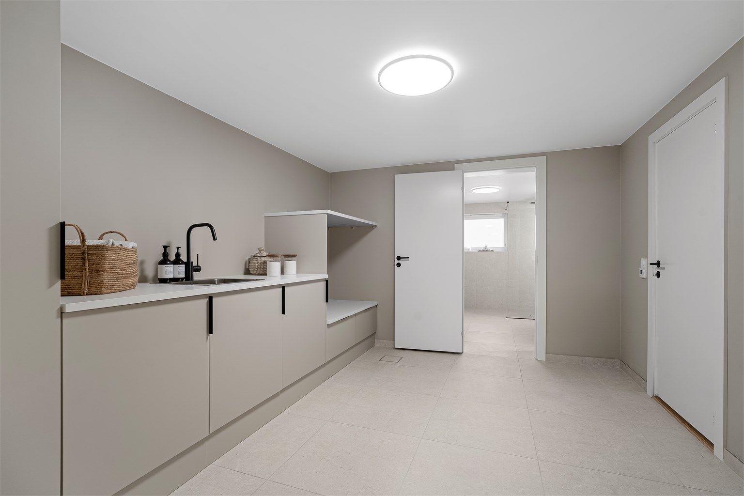 Vaskerom med innredning fra HTH-vaskerom og direkte inngang til bad