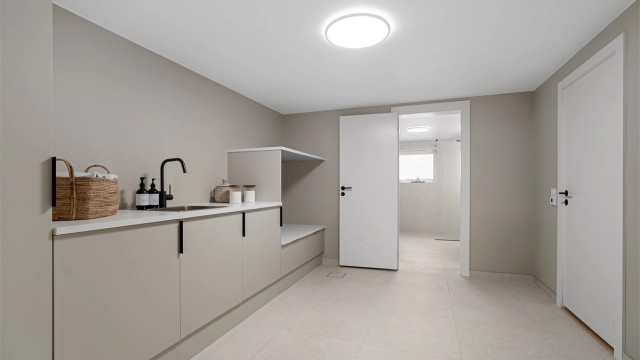 Vaskerom med innredning fra HTH-vaskerom og direkte inngang til bad