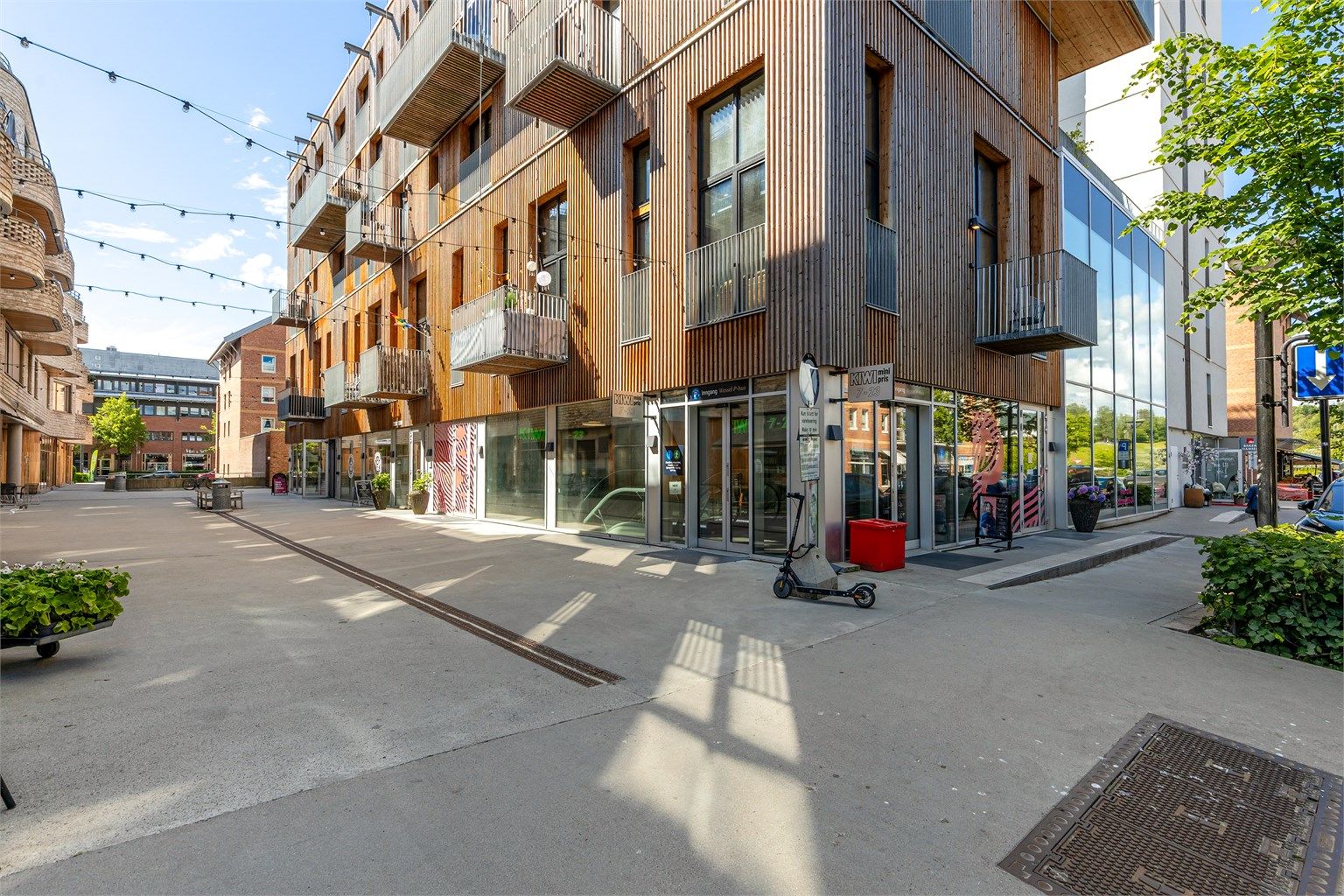 Beliggenheten midt i Asker byr på et moderne handelssentrum med spennende arkitektur, gågater og hyggelige butikkområder.