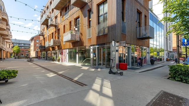 Beliggenheten midt i Asker byr på et moderne handelssentrum med spennende arkitektur, gågater og hyggelige butikkområder.