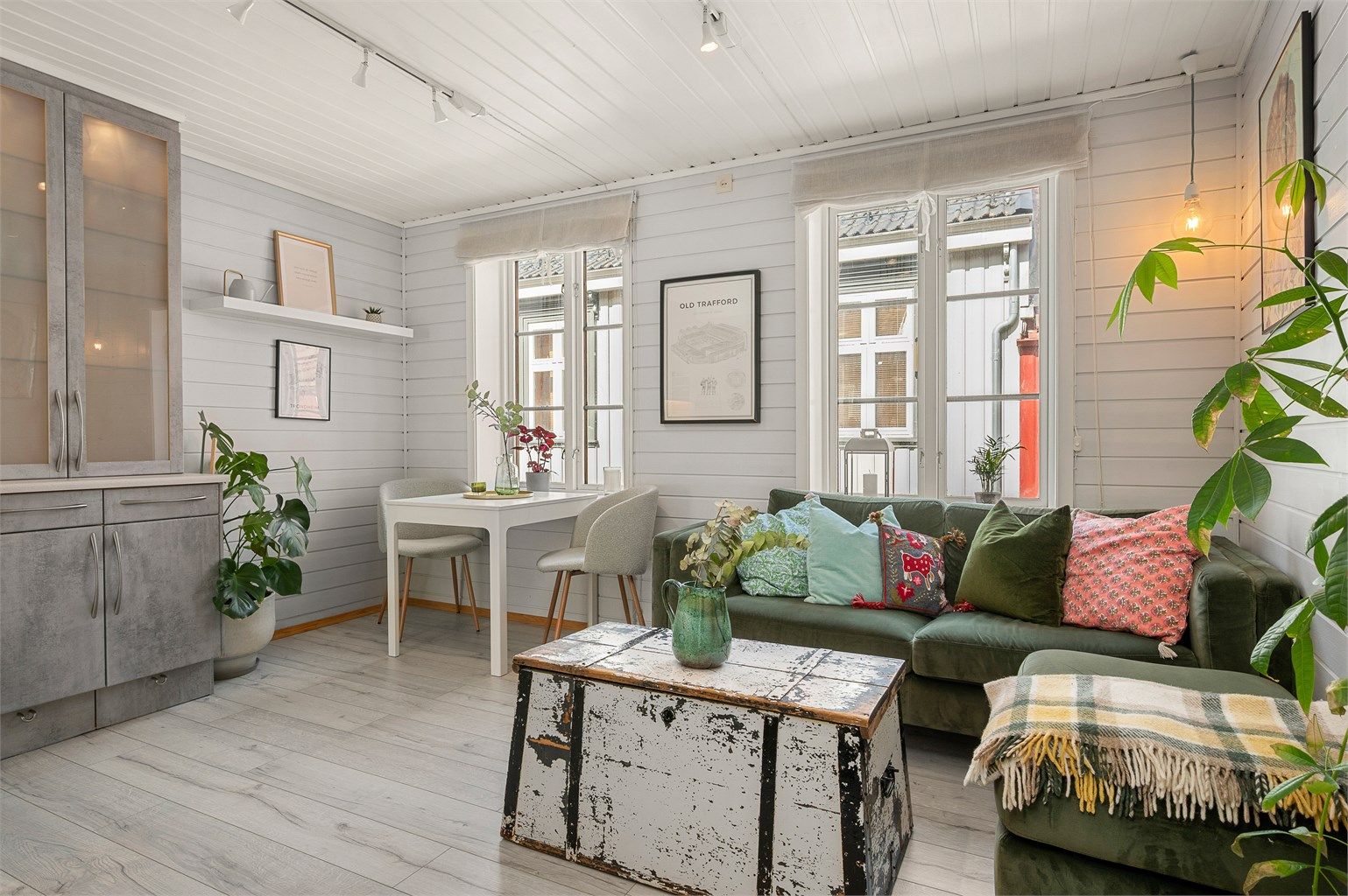 Leiligheten er gjennomgående lys og luftig med utstrakte vindusflater som sikrer rikelig med dagslys. 