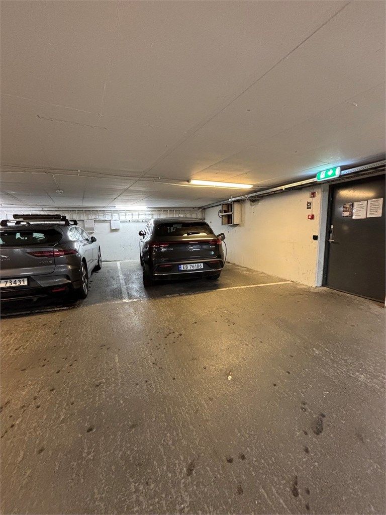 Praktisk plassert helt ved inngangen til oppgangene i gården. 