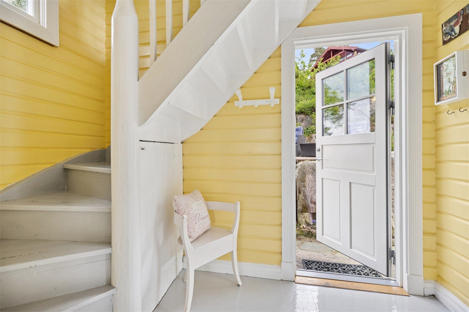 Velkommen inn! Innbydende og lys entré med plass til klær og sko