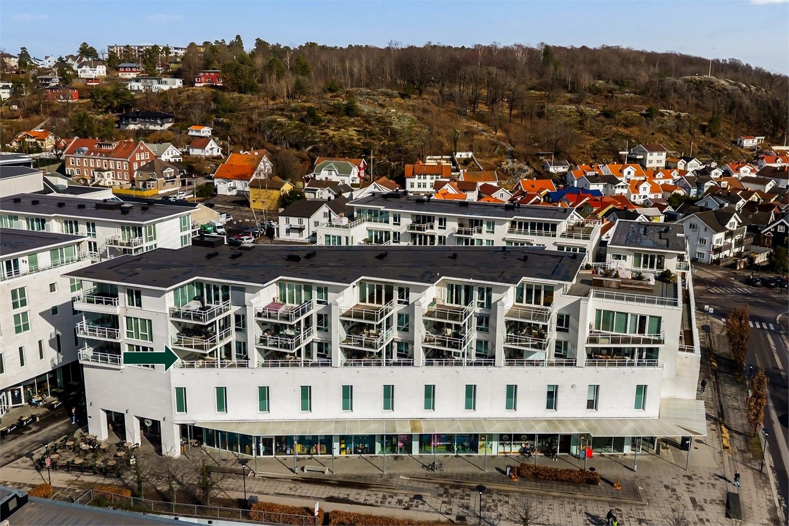 Leiligheten har en sentral og attraktiv beliggenhet i et bygg fra 2010, midt i hjertet av Sandefjord sentrum.