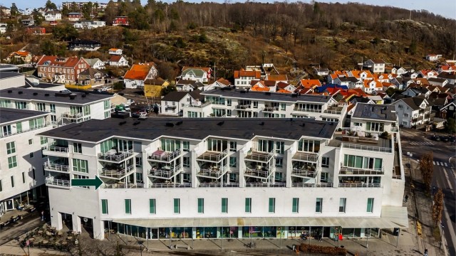 Leiligheten har en sentral og attraktiv beliggenhet i et bygg fra 2010, midt i hjertet av Sandefjord sentrum.