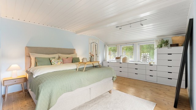 Rikelig med plass til både dobbeltseng og oppbevaringsløsninger.