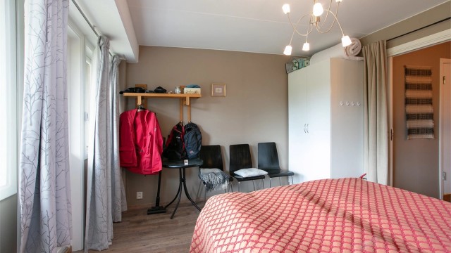 Soverom med garderobeskap
