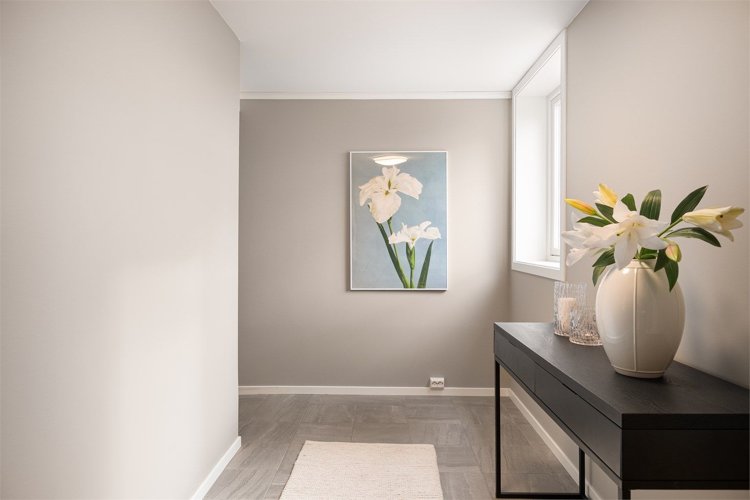 Hybelen har egen, romslig entré på ca. 8 kvm. med flislagt gulv og plass til garderobe-/oppbevaringsmøbler.