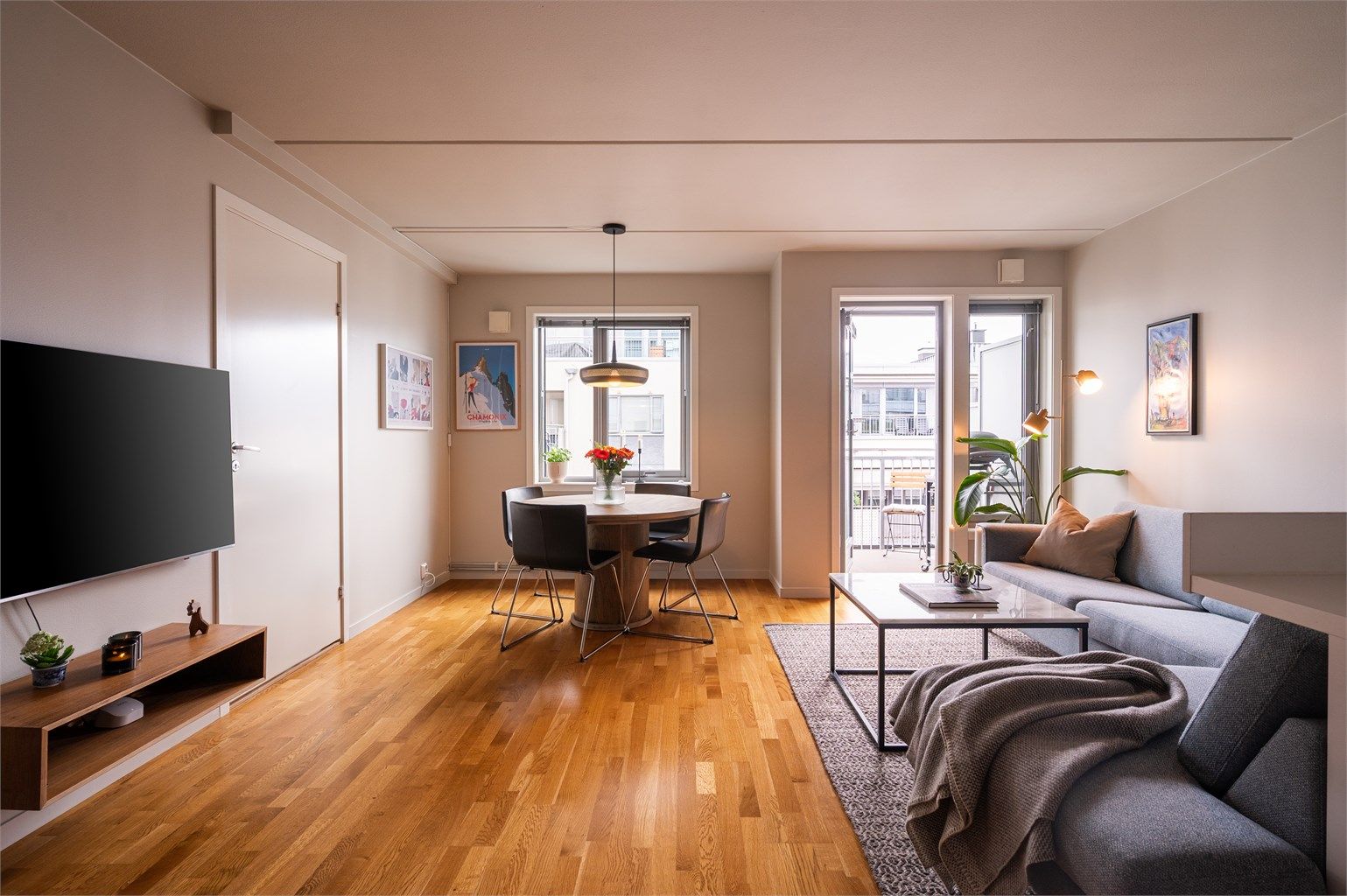 Tiltalende og moderne stue med en lys og luftig romfølelse. 