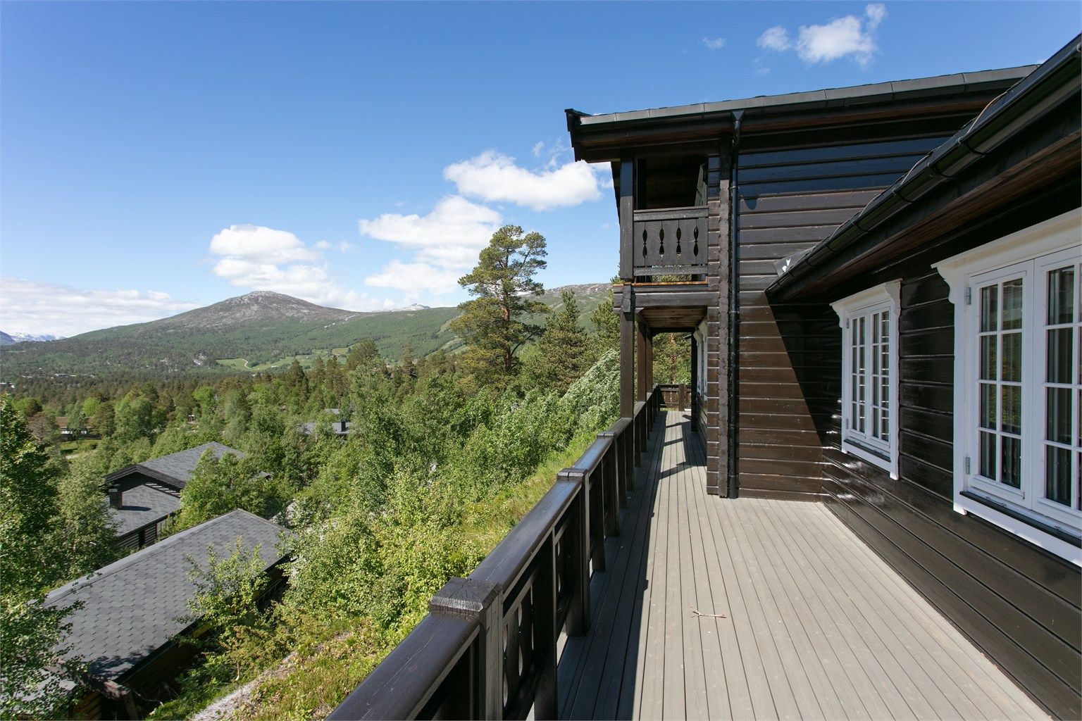 Stor terrasse i front av hytten