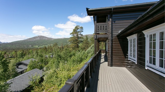 Stor terrasse i front av hytten