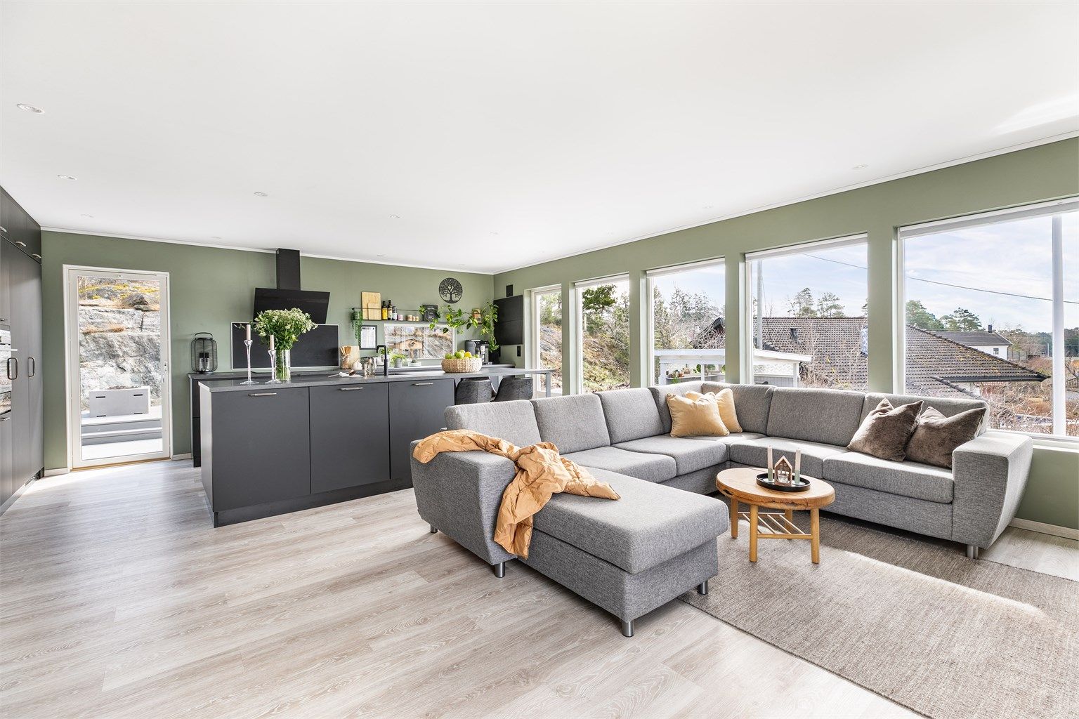 Med utgang til terrassen på to sider av kjøkkenet er det meget enkelt å ta med mat og forfriskninger til terrassene.