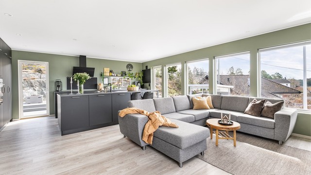 Med utgang til terrassen på to sider av kjøkkenet er det meget enkelt å ta med mat og forfriskninger til terrassene.