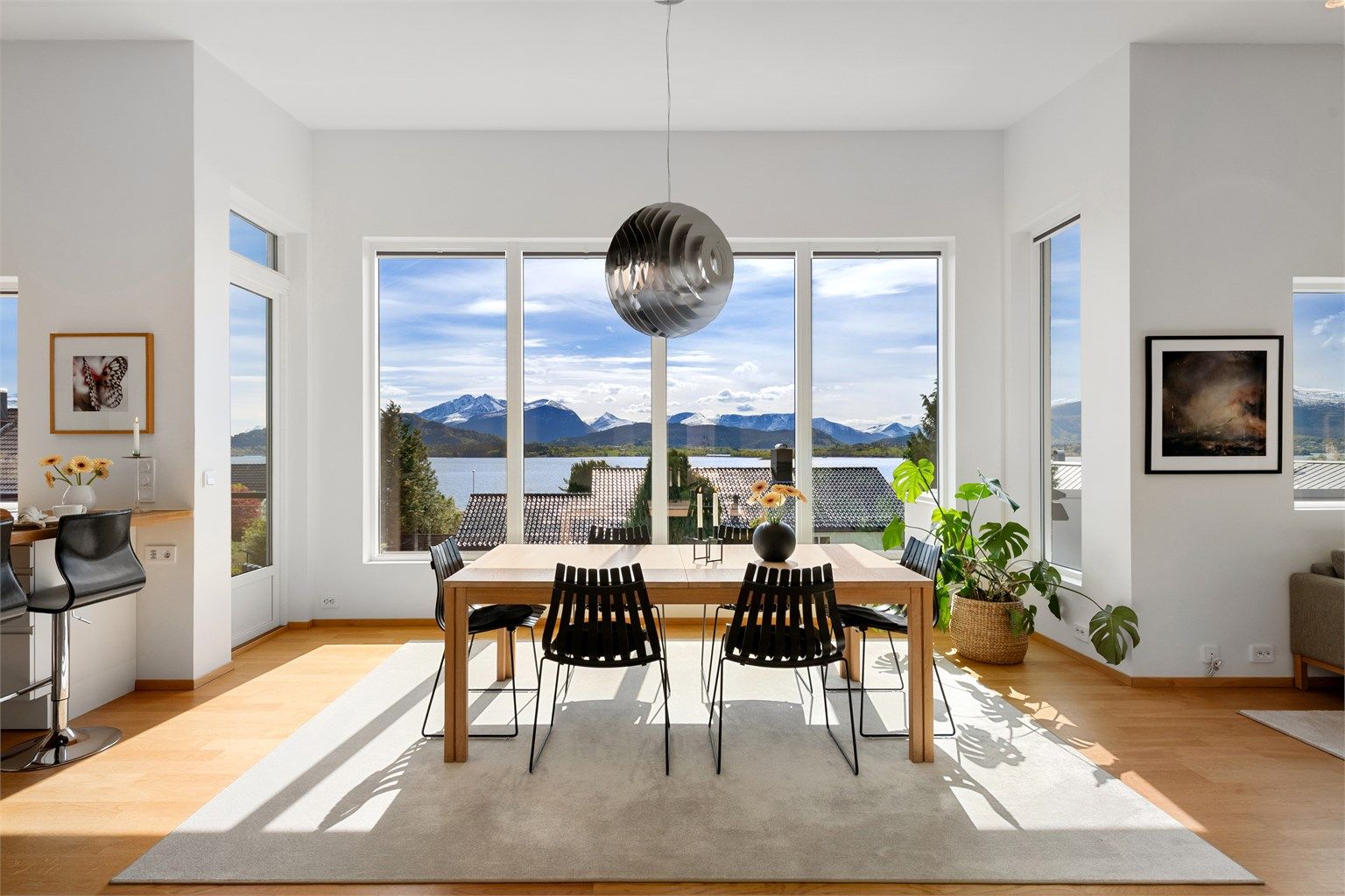 Spisestuen har plass til store selskaper og er rammet inn av vinduer med selvrensende glass