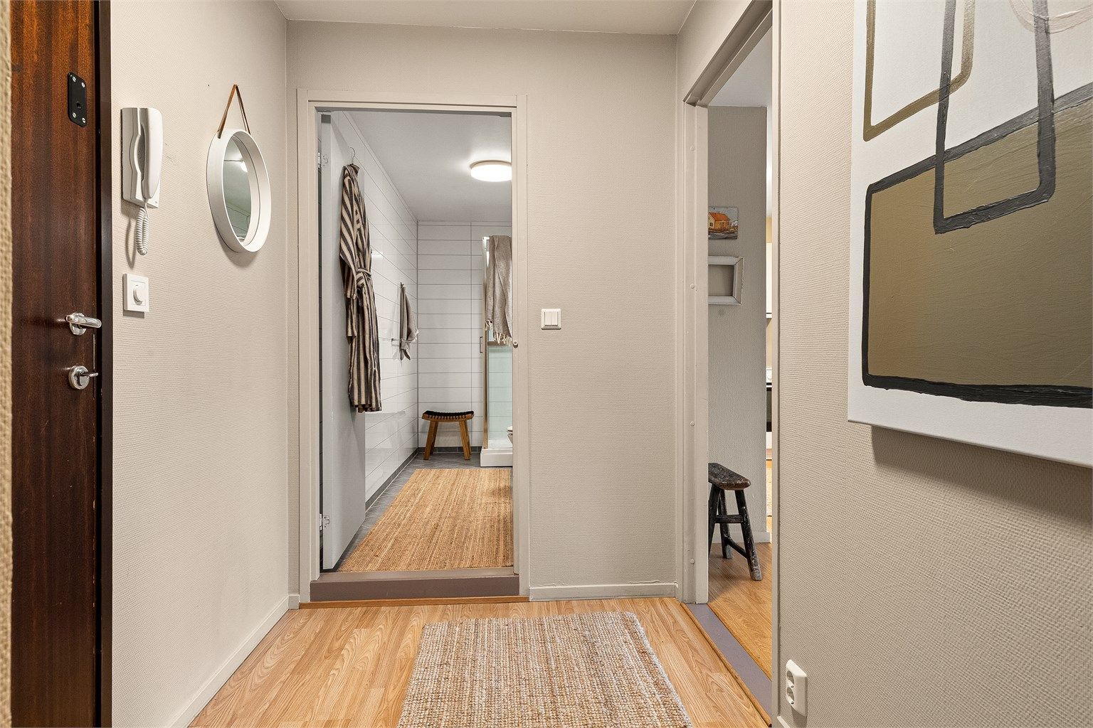 Entréen er åpen og gir et godt førsteinntrykk.