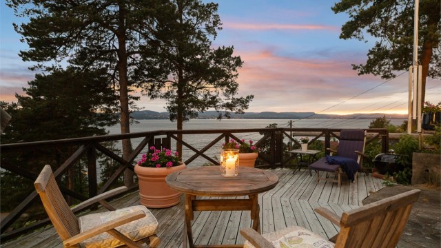 Eiendommen har en usjenert og særdeles idyllisk beliggenhet på Svestad.