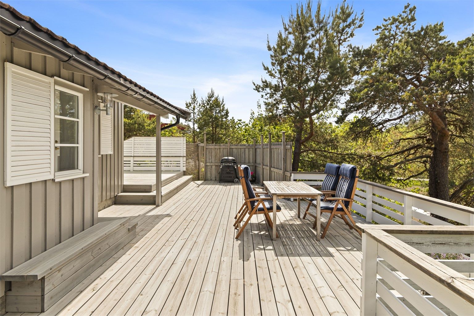  Mot vest, på fremsiden av hytta, godt skjermet for innsyn, er det opparbeidet en stor terrasse hvor det er rikelig med plass til langbord. 