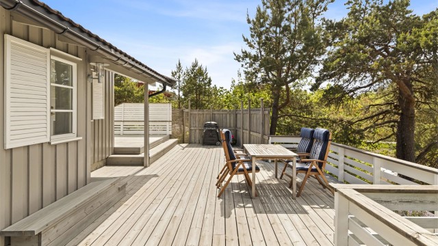 Mot vest, på fremsiden av hytta, godt skjermet for innsyn, er det opparbeidet en stor terrasse hvor det er rikelig med plass til langbord.
