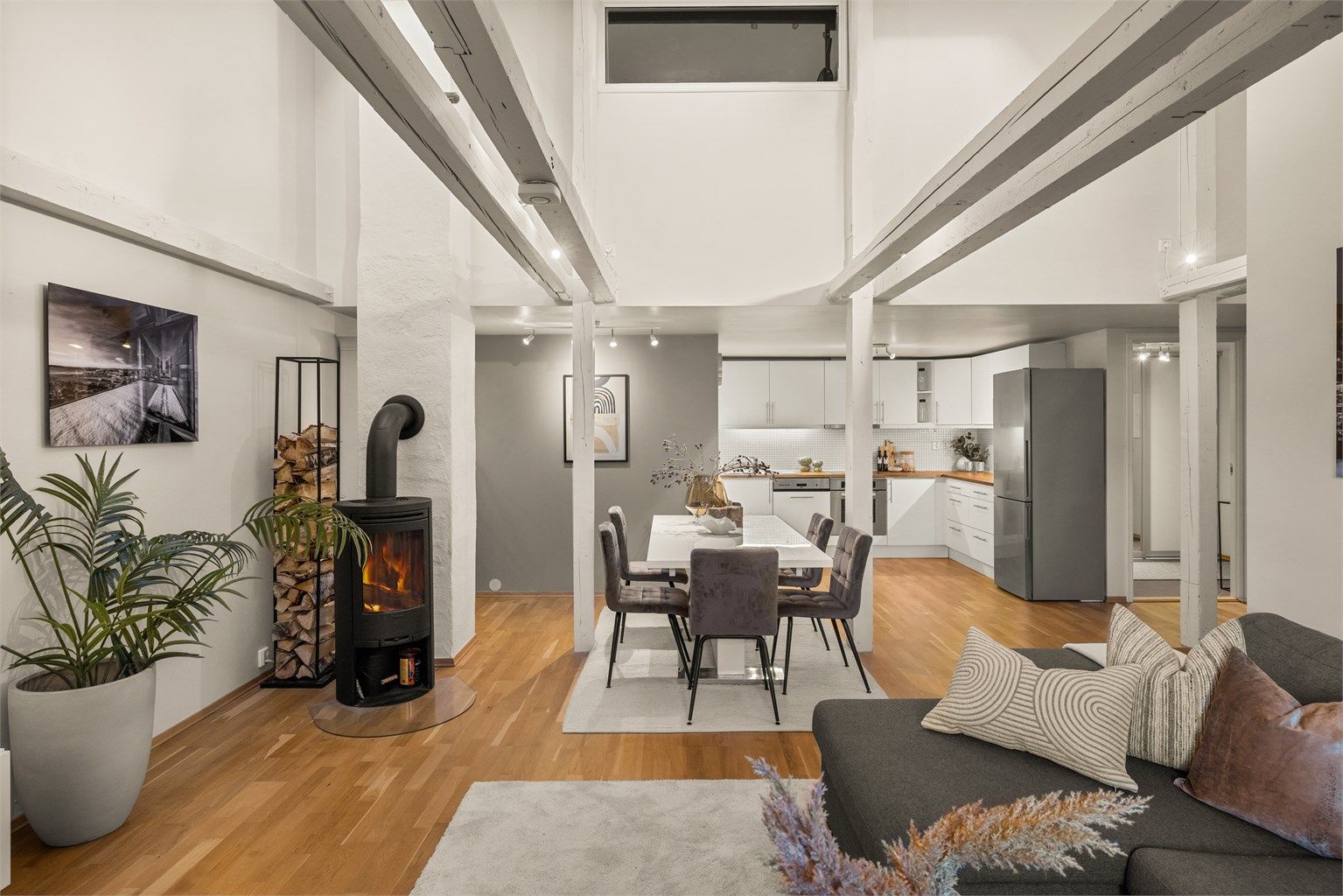 Dette er en spennende 3-roms selveierleilighet over to plan i byggets 5. og 6. etasje. 