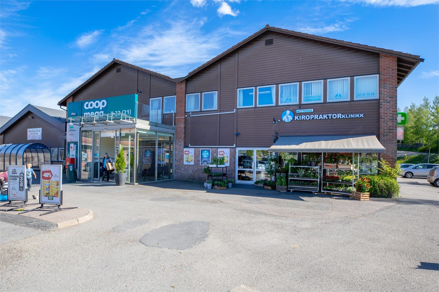 På Hagansenteret finner du også Coop Mega, legekontor og populære spisesteder.