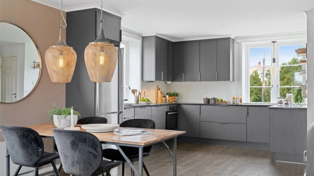 Kjøkkenet har stilsikker innredning fra den norske produsenten Fossline, montert i 2018. Bilde er tatt fra forrige salg